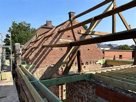 Afbeelding: Voorbeelden van uitbouwtypen met schuine daken en deuren