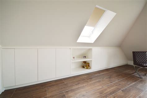 Foto's van gerealiseerde zolderprojecten met schuine wand en maatwerk kasten