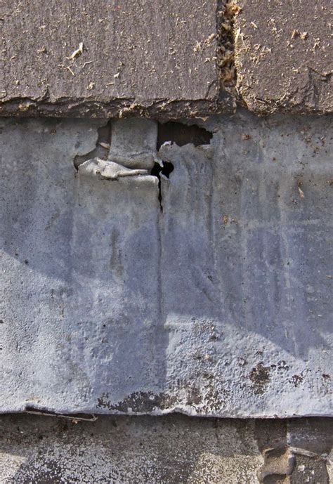 Aangetast voetlood door zurig afdruipend regenwater.