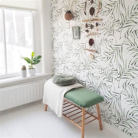 Voorbeeld: groen botanisch behang in badkamer en hal
