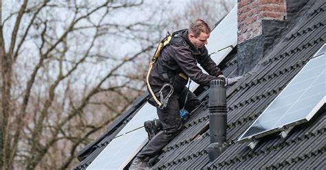 Foto van een team dakdekkers dat professioneel aan het werk is.