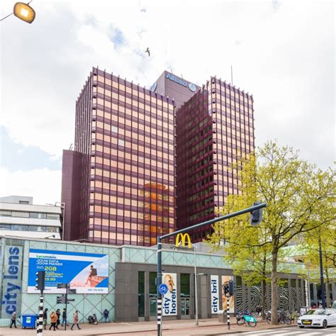 Voor en na foto van een vernieuwd metrostation van de Oostlijn