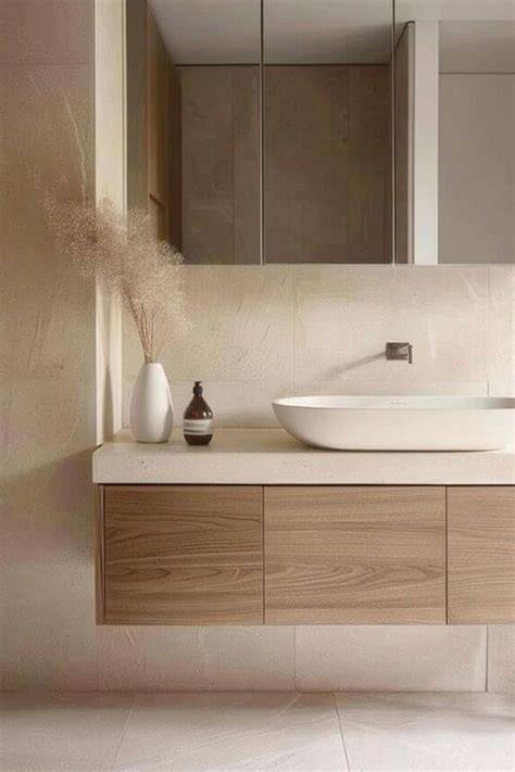 Witte badkamer met marmerlook en houten accenten
