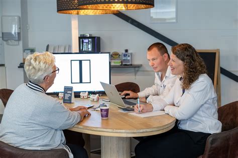 Offerteformulier en adviesgesprek in de showroom