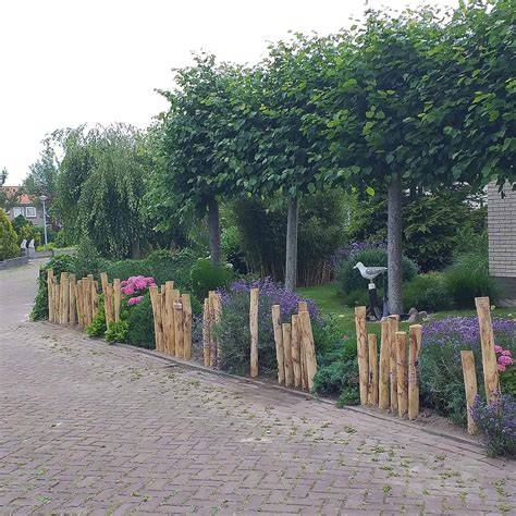 Kastanjehouten schutting visualisatie: palen met vlechtwerk en afwerking