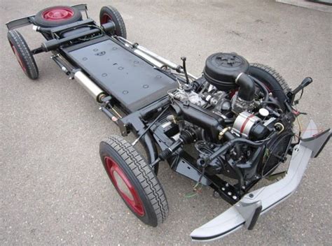 Detailfoto van het chassis van een Citroën 2CV, met roestvorming en reparaties.