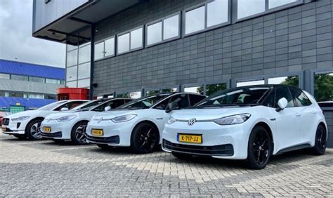 Overzicht van het wagenpark, met de Fiat 500, Toyota Starlet en Toyota HiAce.