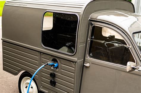 Bob de Jonge met zijn omgebouwde elektrische Citroën 2CV.