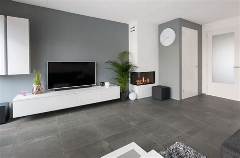Foto vergelijking: donker vs. licht hoogglans laminaat in interieur