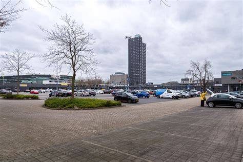 Tijdelijke Action-winkel op parkeerterrein achter winkelcentrum (illustratieve afbeelding van tijdelijk winkelgebouw)