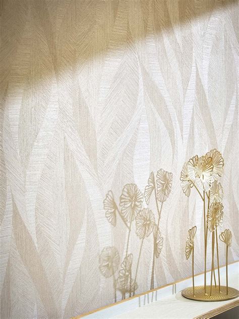 Afbeelding: voorbeelden van goudkleurig behang in verschillende stijlen (hotel chic, botanisch en barok)