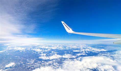 Foto van de vernieuwde vleugel met glazen gevel en de Boeing 747-achtergrond