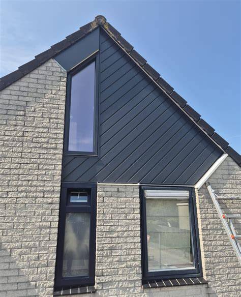 Detail van de gevelrenovatie door Lieftink Geveltechniek en een inset met kozijnen