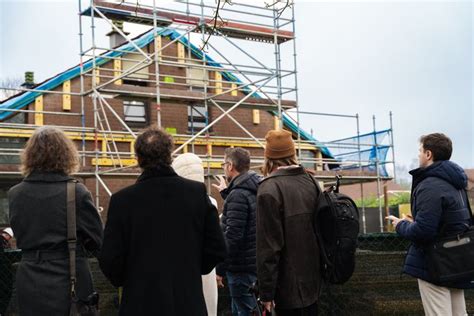 Illustratie van een huis dat in verschillende fasen wordt gerenoveerd.