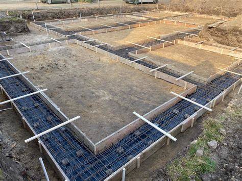 buitenunit op betonnen fundering met voetsteunen