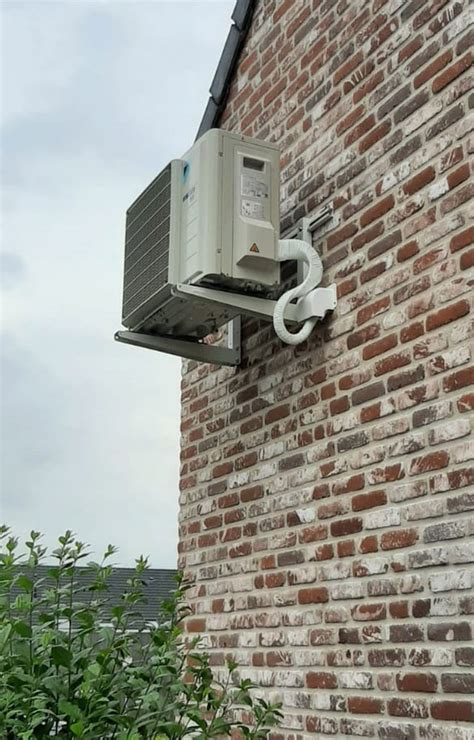 buitenunit gedeeltelijk afgeschermd met beplanting