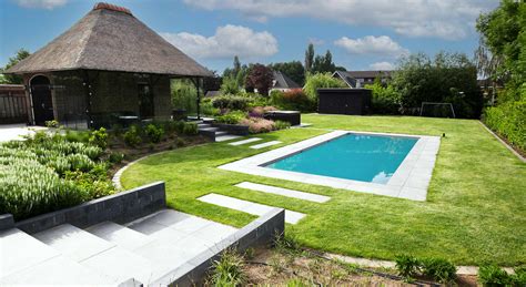 Voorbeeld van een tuin met een trap van betonbielzen