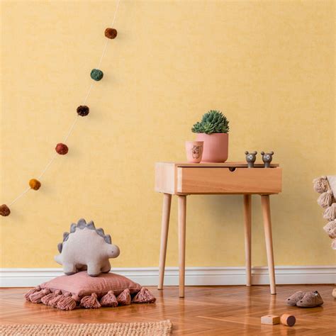 Een kinderkamer met een accentmuur van zeebraprint behang in mosterdgeel.