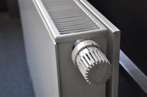 Infographic: Ruimte rondom radiator (min. 10 cm boven/onder, 5 cm tussen muur)