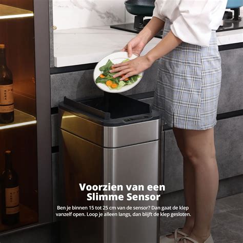 Afbeelding van de FlinQ 8-liter Sensor Prullenbak in een keukenomgeving
