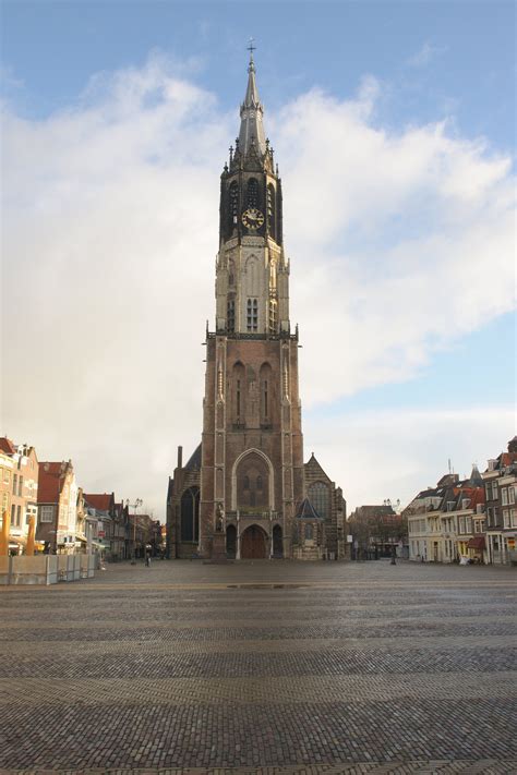Schematische weergave van de Nieuwe Kerk in Delft met aanduiding van de verschillende bouwfasen en torenonderdelen.