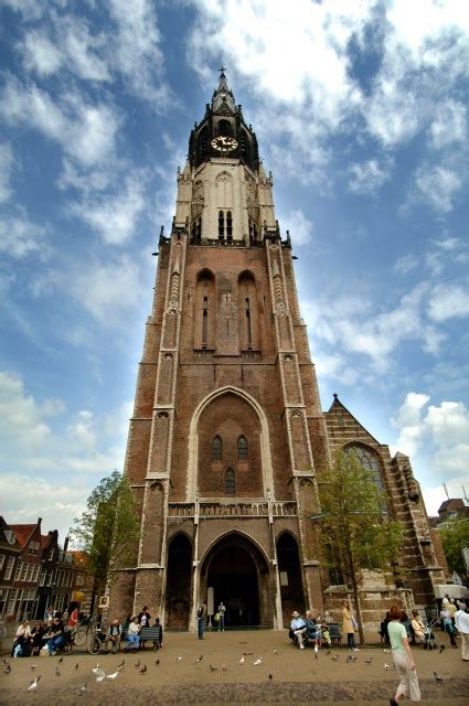 Foto van de toren van de Nieuwe Kerk in Delft, met nadruk op de verschillende soorten steen en de effecten van verwering.