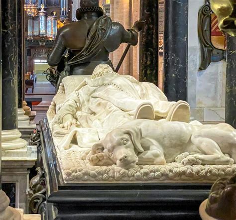 Gedetailleerde foto van het praalgraf van Willem van Oranje in de Nieuwe Kerk.