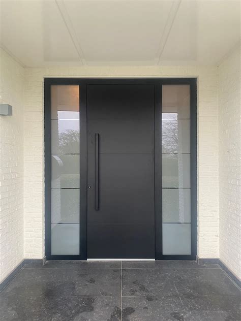 Voorbeeld van een moderne Finstral voordeur met een combinatie van glas en aluminium.