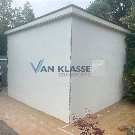 Voorbeeld van een correct aangebrachte, gekamde onderlaag van stucwerk die klaar is voor de afwerklaag.