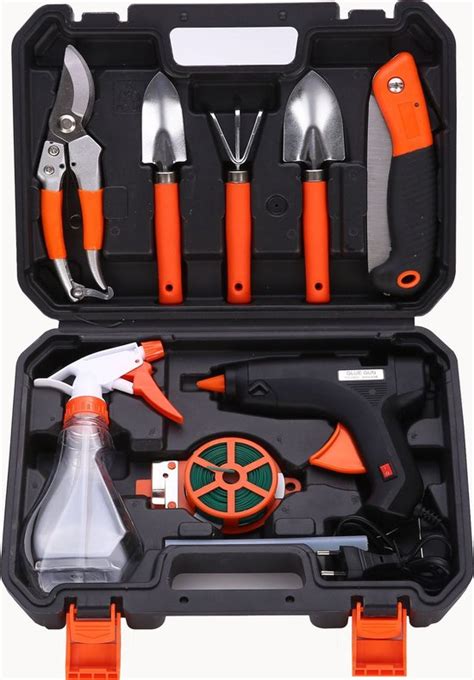 set van tuingereedschap: hark, schop, wals, waterpas