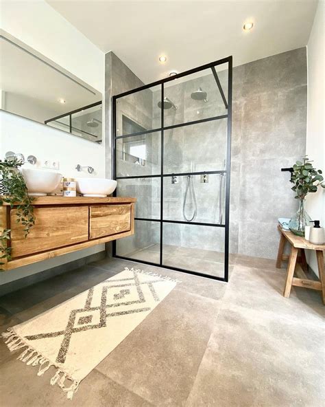 Foto van een elegante inloopdouche en glazen wand in een ensuite