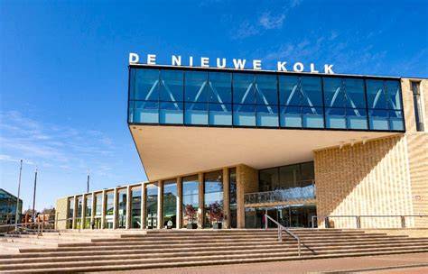 Impressieve gevel en cultuurplein van De Nieuwe Kolk
