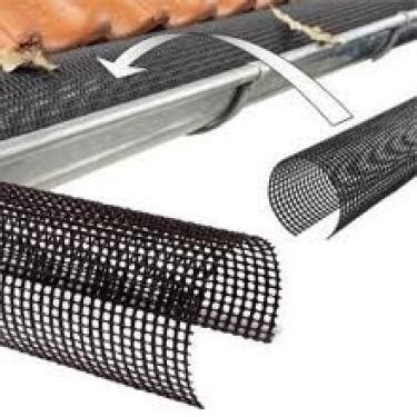 Diagram: vogelweringstrips en gaas op dakgoot