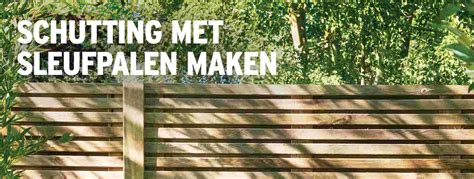 Schema dat de opbouw van een schutting met betonnen sleufpalen, onderplaten en tuinschermen toont