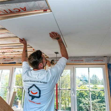 Illustratie van de verschillende methoden voor het bevestigen van plafondplaten op een rooster