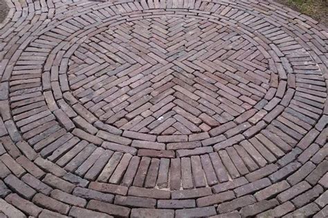 Voorbeeld van materiaalkeuzes voor bestrating: klinkers, tegels, split