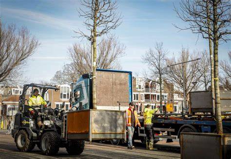 Foto: vakman plaatst tijdelijke stempels en bereidt sloop voor