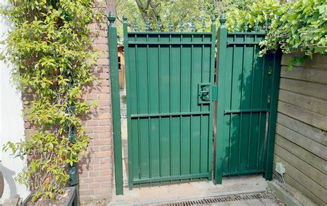 Afbeelding: Verschillende materialen en stijlen tuinpoorten en -deuren