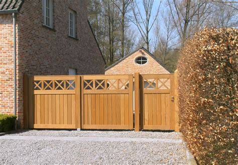 Foto overzicht Praxis: houten en composiet tuinpoorten naast schuttingen