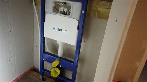 Illustratie van piepschuim isolatie rondom een Geberit inbouwreservoir