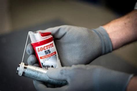 Afbeelding van de verpakking en applicatie van LOCTITE 55