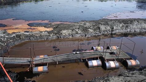 Infographic die de verschillen tussen schone en vervuilde grond toont, met voorbeelden van toegestaan en niet-toegestaan afval