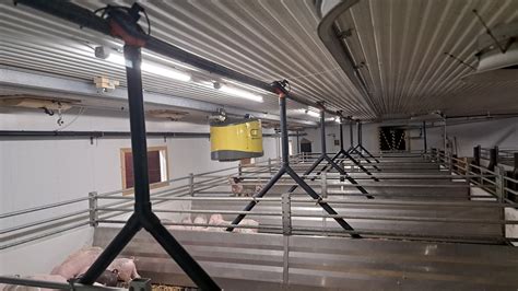 Demostal Västerås: instrooirobot en bewegende vloer boven kraamstal