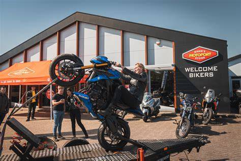 Foto overzicht van MotoPort Rockanje verbouwing en showroom