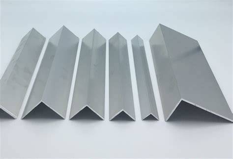 Foto van aluminium hoekprofielen in een assemblagevat
