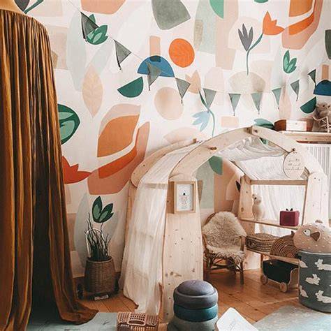Beeld van kleurrijke kinderkamer vol behang en vloerkleden