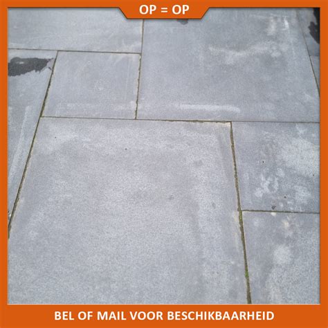 Vergelijking van verschillende soorten tuintegels (keramiek, beton, gebakken, natuursteen)