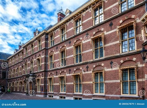 Een overzicht van verschillende architectonische stijlen in Den Haag, variërend van historische herenhuizen tot moderne nieuwbouw.