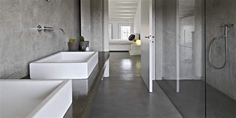 Voorbeelden van gespecialiseerd stucwerk zoals beton cire en tadelakt.