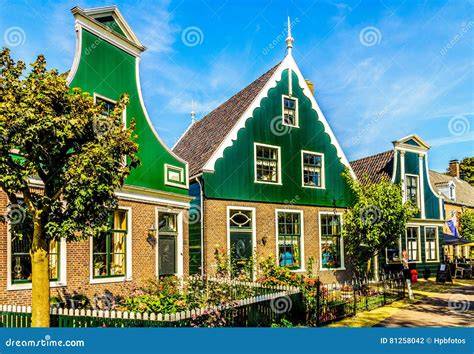 Foto: hedendaagse Zaanse Schans tegenover historische panden
